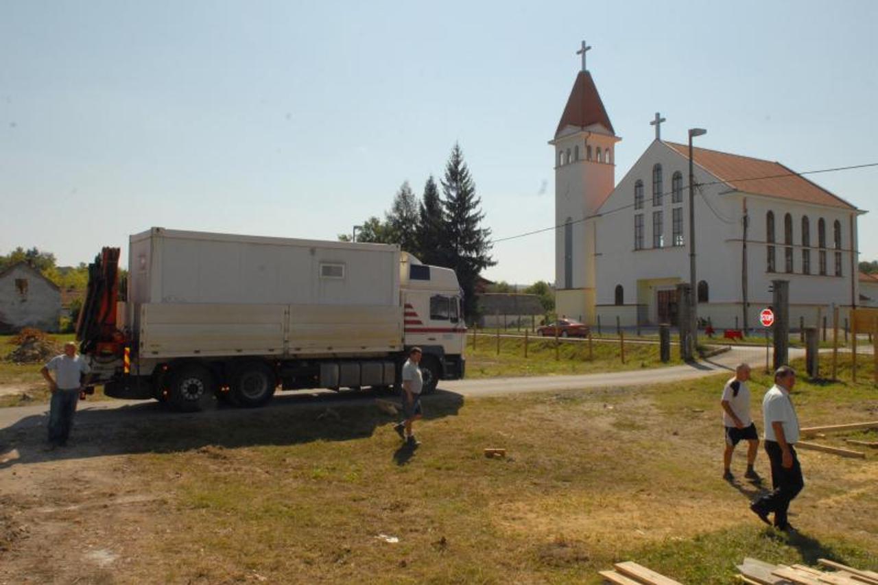 '26.08.2010.,Vojnic - Zemljiste u sredistu opcine Vojnic na kojem uskoro pocinje gradnja zgrada za naseljenike, izbjeglice i prognanike. Zgradu sa 16 stanova gradi Ministarstvo graditeljstva.  Photo: 