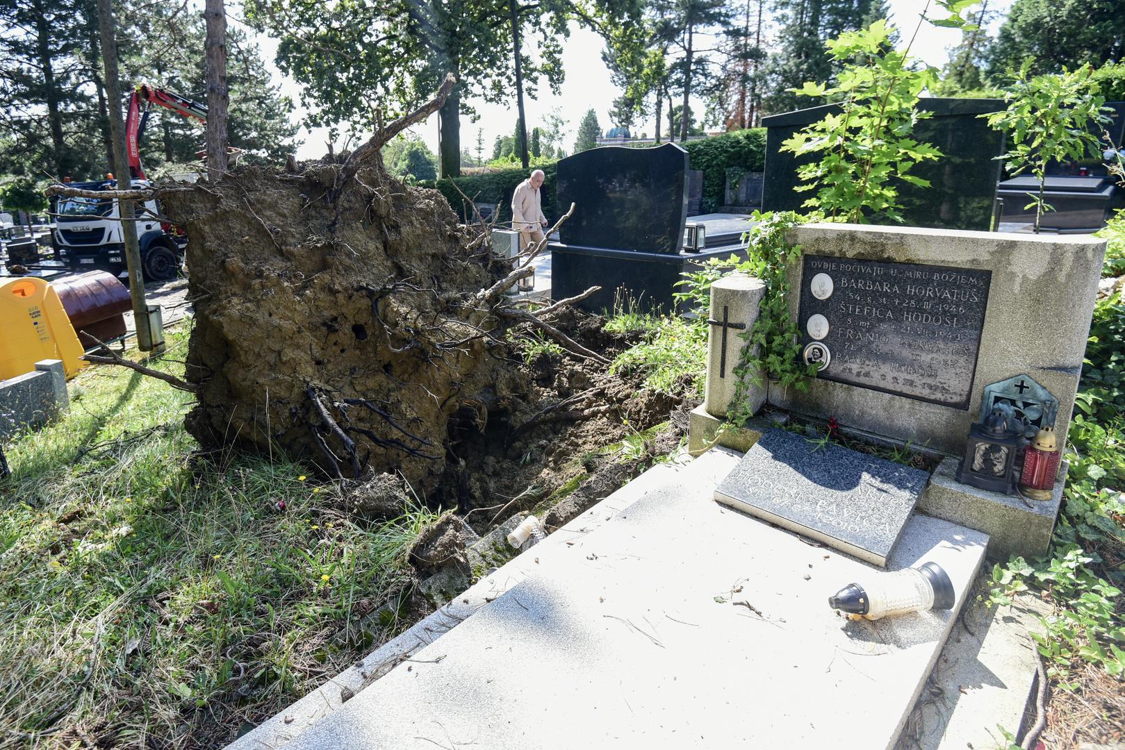 20.07.2023., Zagreb, Hrvatska - Olujno nevrijeme poharalo groblje Mirogoj. Photo: Neva Zganec/PIXSELL