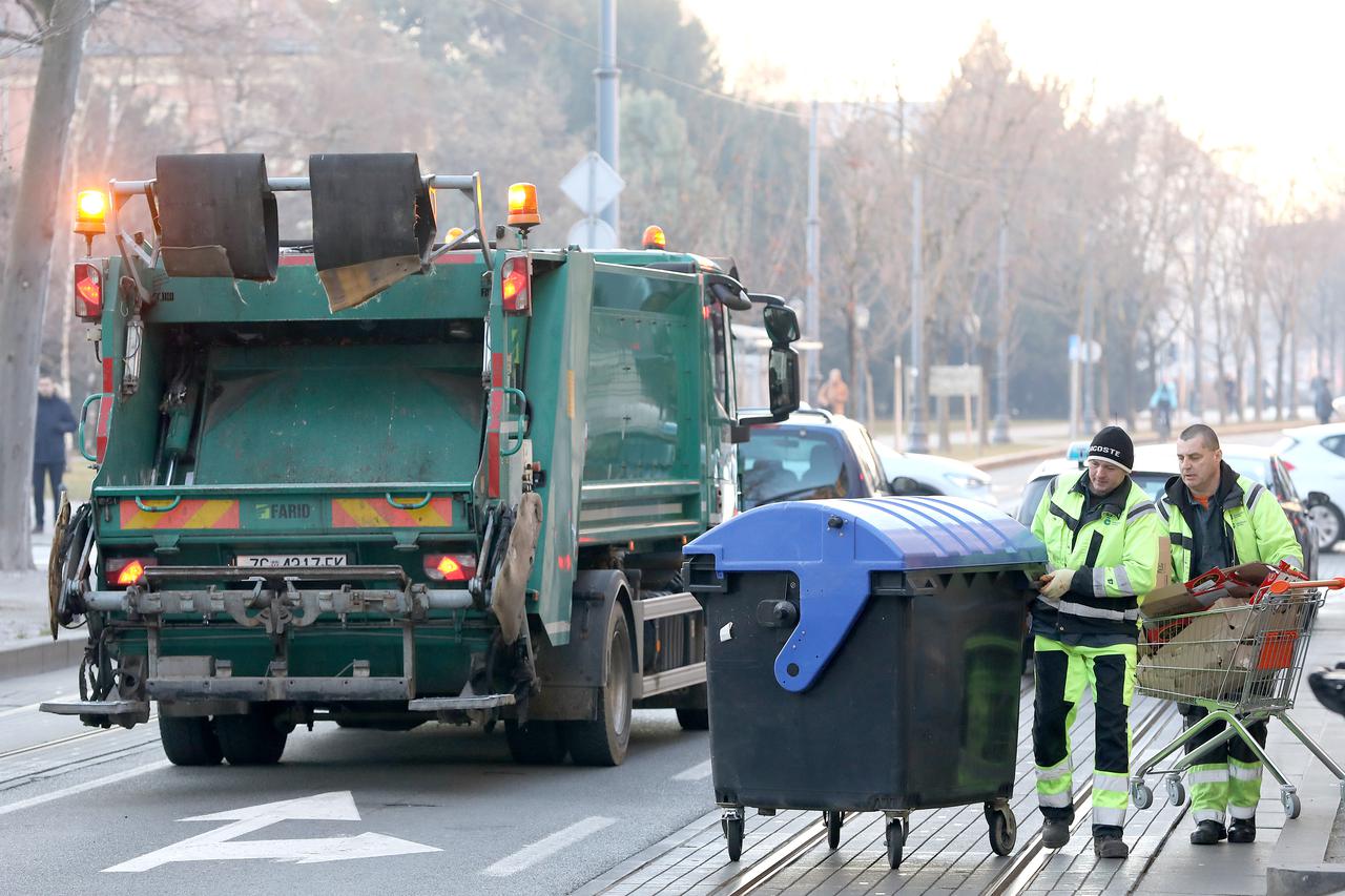 Zagreb: Radnici Čistoće odvoze odvojeno prikupljeni papir