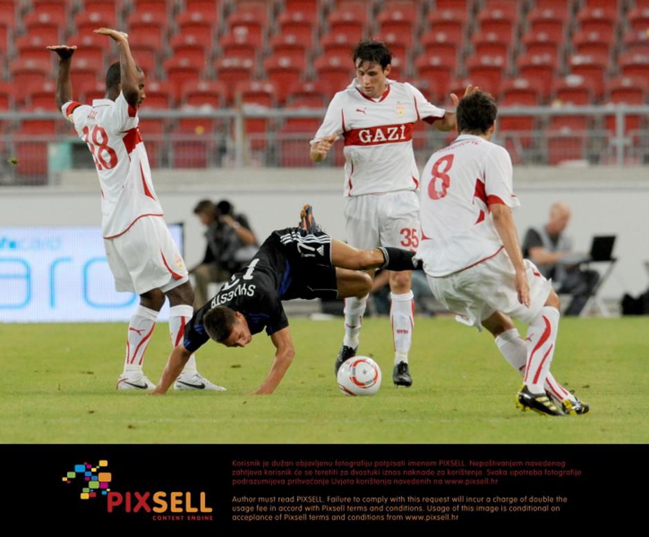 'Stuttgart\'s Cacau (L), Christian Traesch (2-R) and Zdravko Kuzmanovic (R) vie for the ball with Bratislava\'s Jakub Sylvestr (2-L) during the UEFA Europa League play off game VfB Stuttgart versus SK