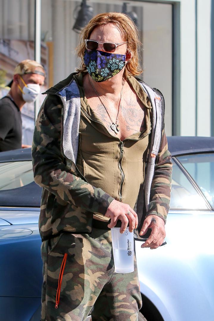 Glumac Mickey Rourke (67) vratio se zbog pandemije koronavirusa u Los Angeles iz Latvije gdje je snimao novi film, i ponovno je šokirao javnost svojim izgledom.