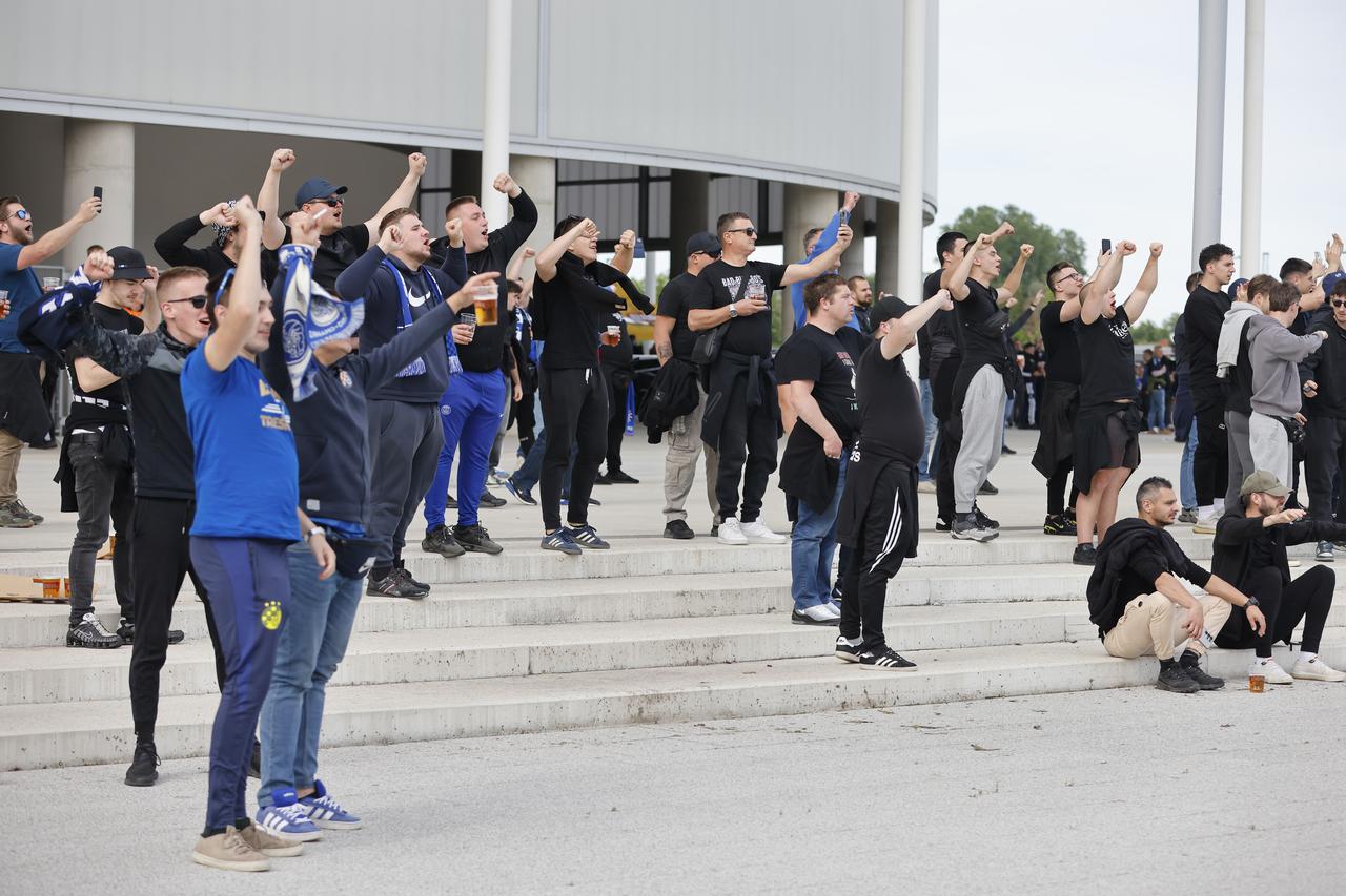 Osijek: Dolazak navijača na finale Hrvatskog nogometnog kupa
