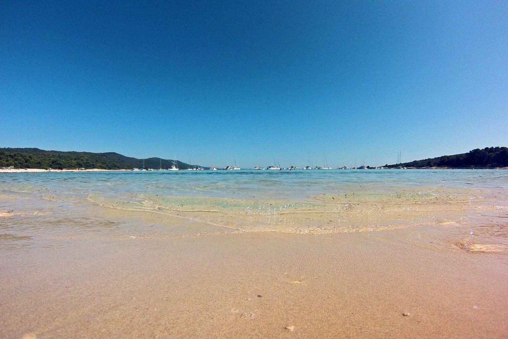 Sakarun (Dugi otok) 
Plaža Sakarun na Dugom otoku duga je 800 metara, otvorena prema pučini, sa sitnim bijelim pijeskom koji more čini tirkiznim. Čisto, vrlo plitko more i borova šuma privlače romantične parove, starije ljude i obitelji s djecom. U večernjim satima barovi ožive i Sakarun postaje okupljalište mladih koji organiziraju beach partyje.