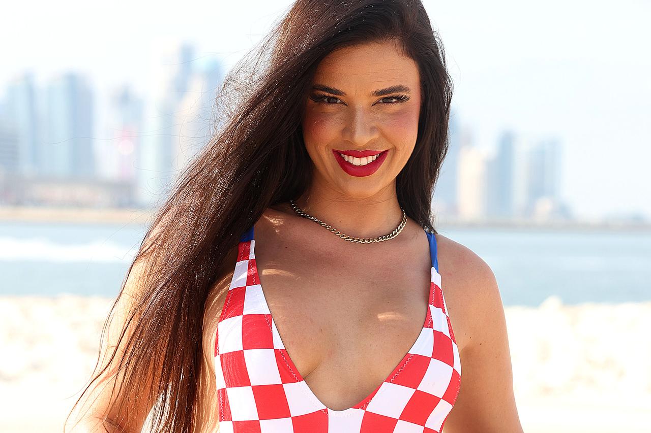 EKSKLUZIVNO: Ivana Knoll pozirala u kockastom kupaćem kostimu na plaži Ras Abu Aboud
