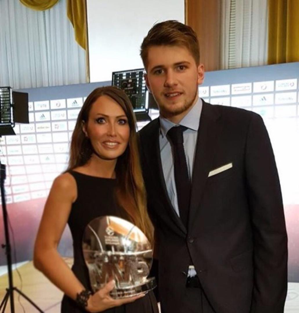 Slovenski košarkaš Luka Dončić postao je najmlađi košarkaš koji je proglašen za najboljeg igrača Eurolige, a na dodjeli nagrade bila je i majka Mirjam Poterbin