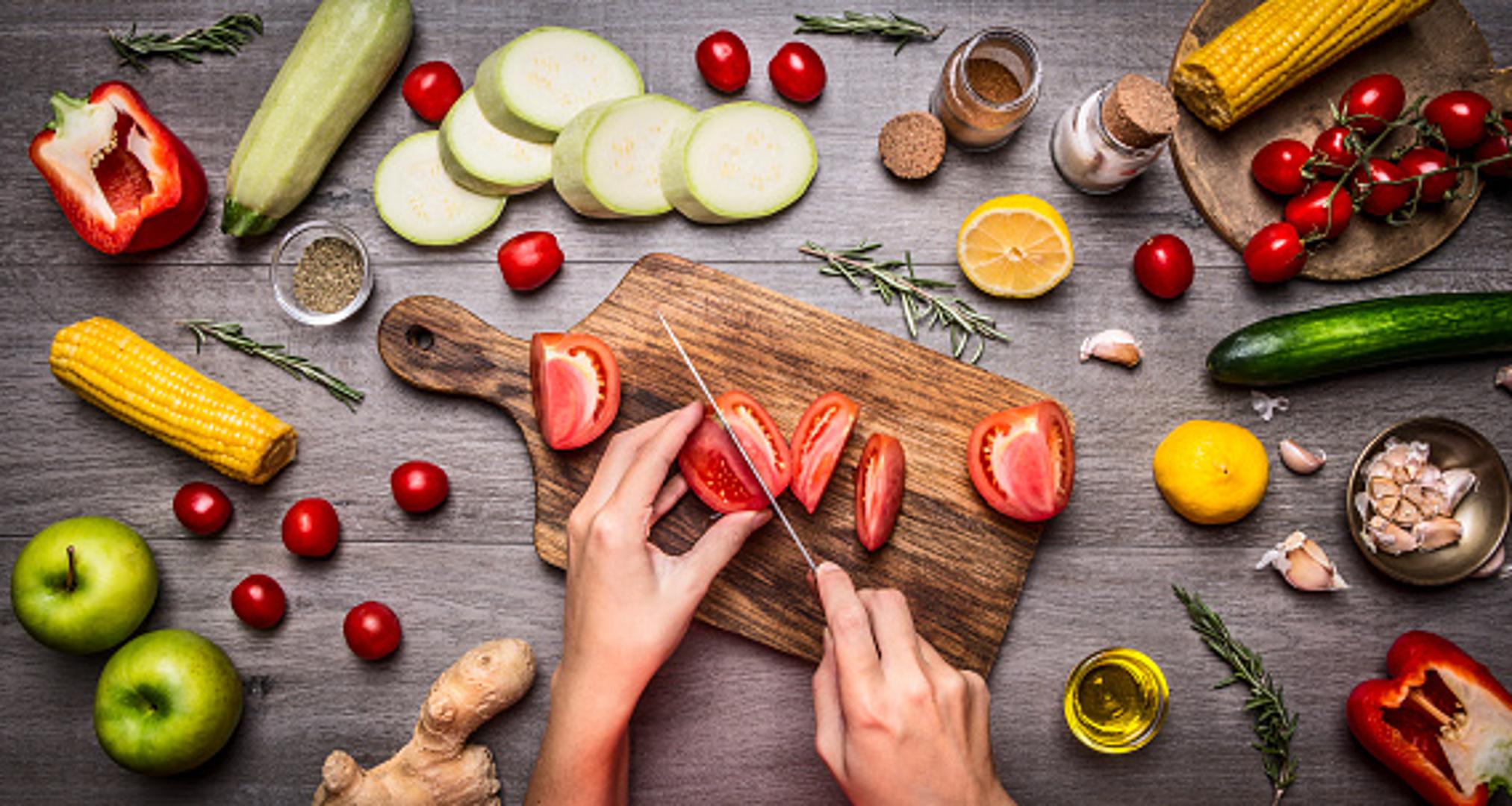 Kuhanje voća i povrća smanjuje njegovu nutritivnu vrijednost – Istina je da kuhanjem uništavamo neke osjetljive vitamine poput vitamina C ili folnu kiselinu. No, u mnogim slučajevima kuhanjem se 'otključavaju' zdravstvene koristi voća i povrća.