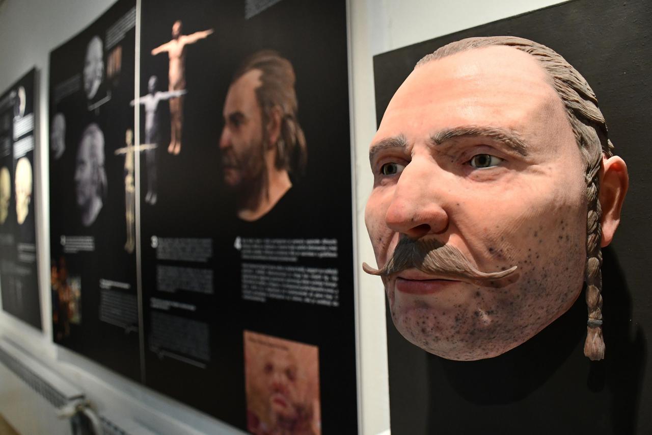 Slavonski Brod: Otvorena je izložba "Barun Trenk - novo lice legende"
