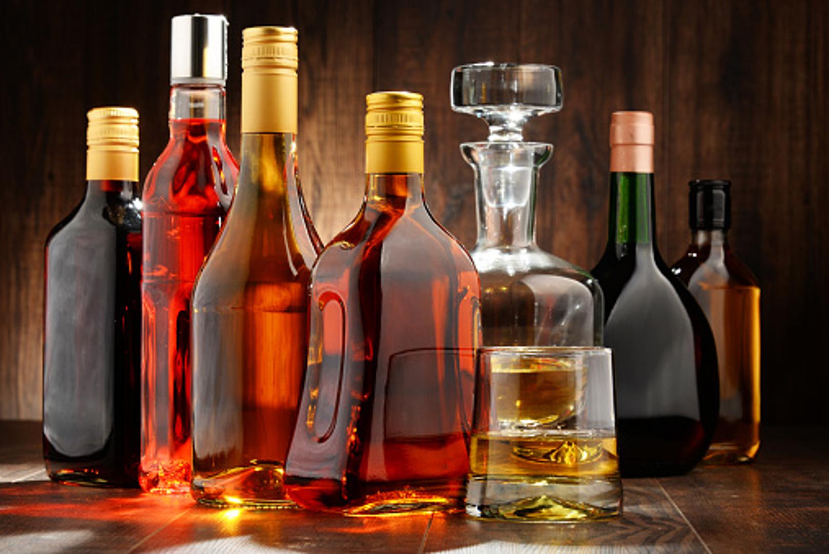 Alkoholna pića, ako su zatvorena, mogu izdržati dugo na suhom i tamnom mjestu. Otvorene boce alkohola će se ipak ponašati malo drugačije. Nakon određenog vremena će izgubiti okus, ali i strukturu. 