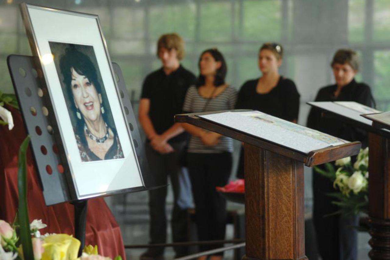 mia oremović sprovod (1)