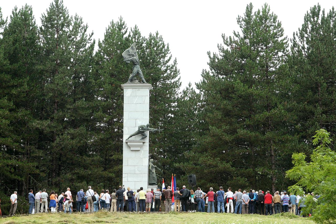 27.07.2014., Srb  - Kod spomenka u Srbu polaganjem vjienaca obiljezena je obljetnica Dana ustanka naroda Like. Vijence su polozili Stjepan Mesic, Milorad Pupovac te brojne udruge i institucije. Istovremeno nekoliko stotina metara dalje okupilo se stotinja