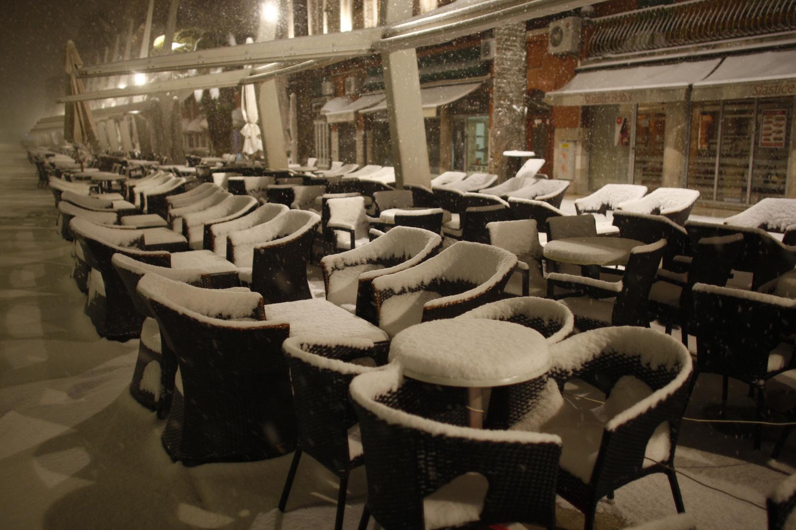 03.02.2012., Split - Grad se probudio pod bijelim pokrivacem i na -4 stupnja sto je bilo dovoljno da se proglasni "snjezni dan". Vrtici, skole, kao i institucije imaju opravdanje od gradonacelnika zbog neradnog dana, a gradjanima je savjetovano da ostanu u toplim domovima. Terasa kafica na rivi zametena snijegom. rPhoto: Ivo Cagalj/PIXSELL