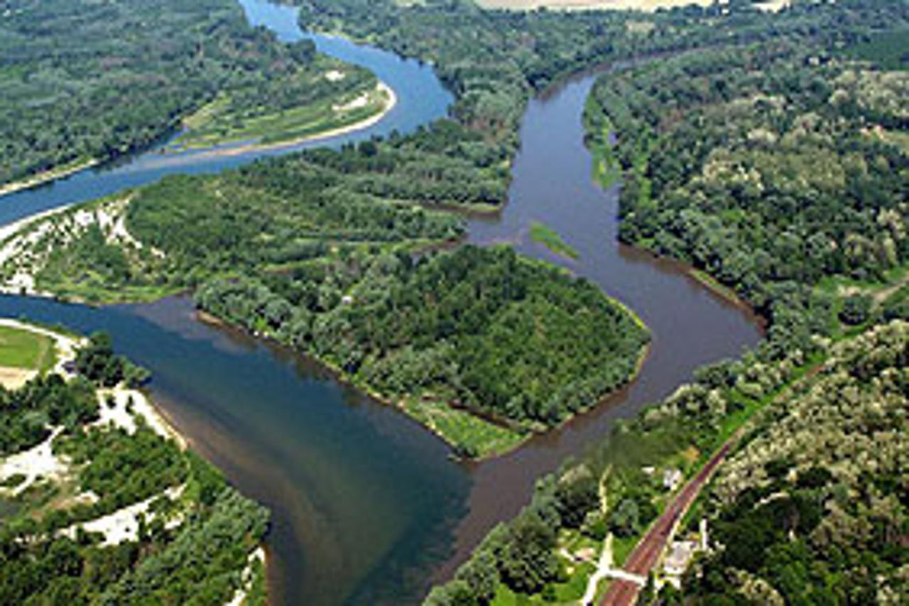 Zbog pruge na mađarskoj obali (desno) najavljena je regulacija vodenog toka Drave na ušću s Murom pokraj Velikog Pažuta