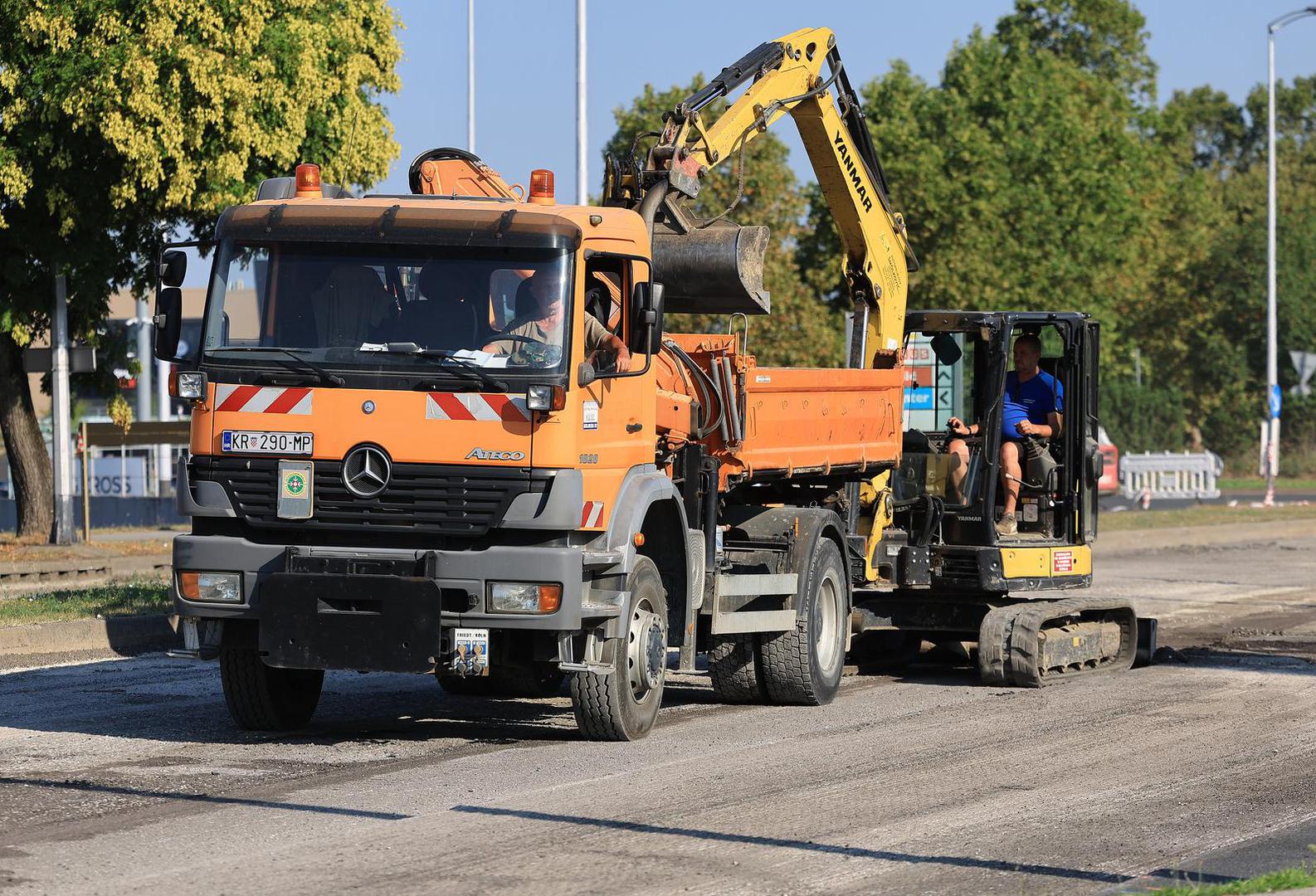 Radovi utječu i na ZET–ov prijevoz. Autobusne linije 116 (Ljubljanica - Podsused most) i 120 (Prečko - Črnomerec) prometovat će djelomično izmijenjenim trasama: Ljubljanica/Prečko - Zagrebačka avenija - (desno) pristupna cesta prema Ulici Jankomir - Ulica Jankomir - (lijevo) Samoborska cesta - Podsused most /Črnomerec. U povratku Podsused most/Črnomerec - Samoborska cesta - (desno) Ulica Jankomir - nadvožnjak Jankomir - (desno) Ljubljanska avenija – Ljubljanica/Prečko. U funkciji neće biti obostrana autobusna stajališta Robni terminali Jankomir na Ljubljanskoj aveniji, King Cross, Oktavijana Miletića i Kovinska te stajalište Samoborska na Ulici Velimira Škorpika u smjeru Ljubljanice, odnosno Prečkog. 