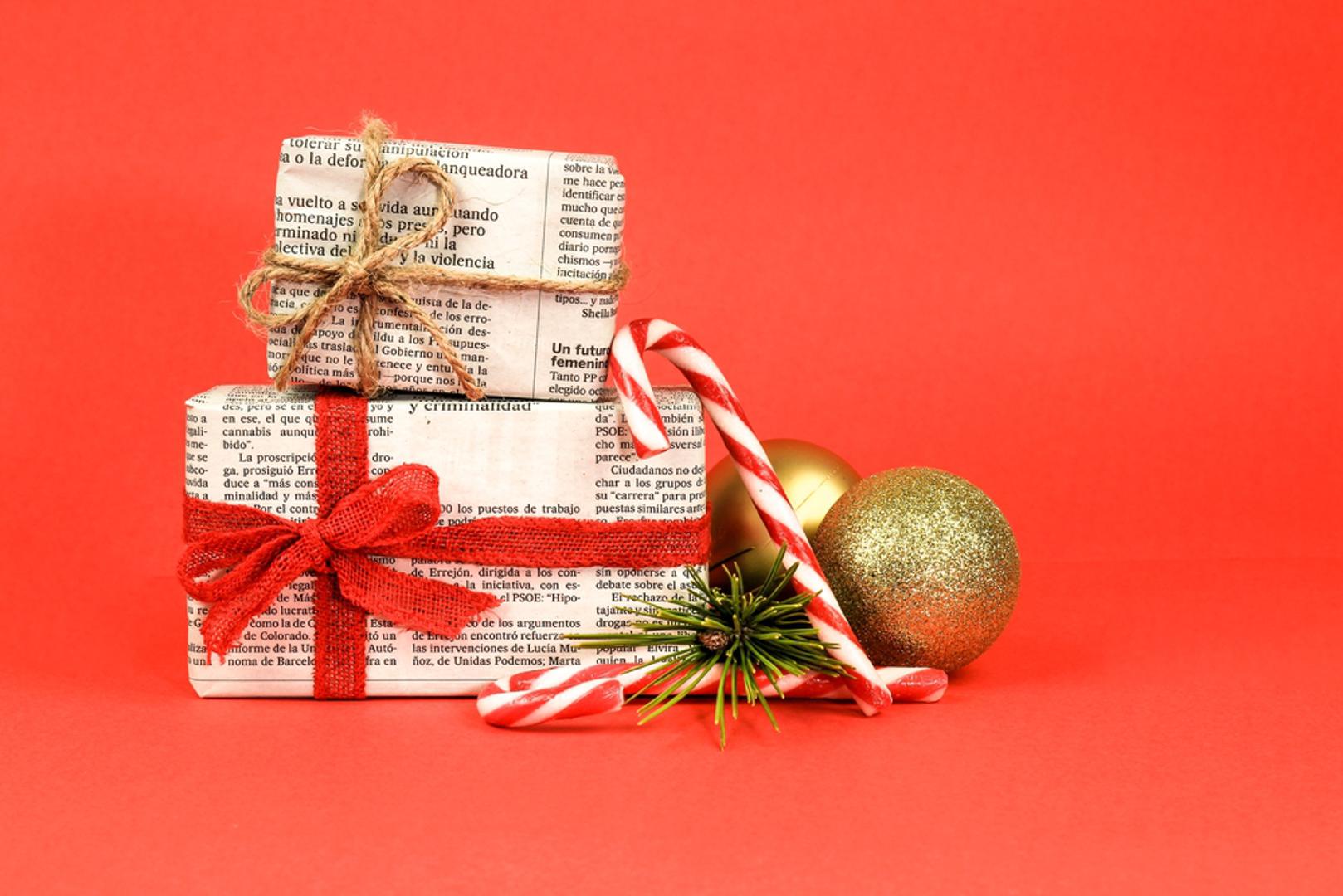 Stare novine, stranice časopisa ili notni zapisi: Ako imate novine, stare časopise ili printane note, pretvorite ih u omot s karakterom. Birajte stranice sa zanimljivim naslovima, ilustracijama ili crno-bijelim fotografijama. Umjesto plastične trake, učvrstite omot papirnatom ljepljivom trakom ili tankom špagom. 