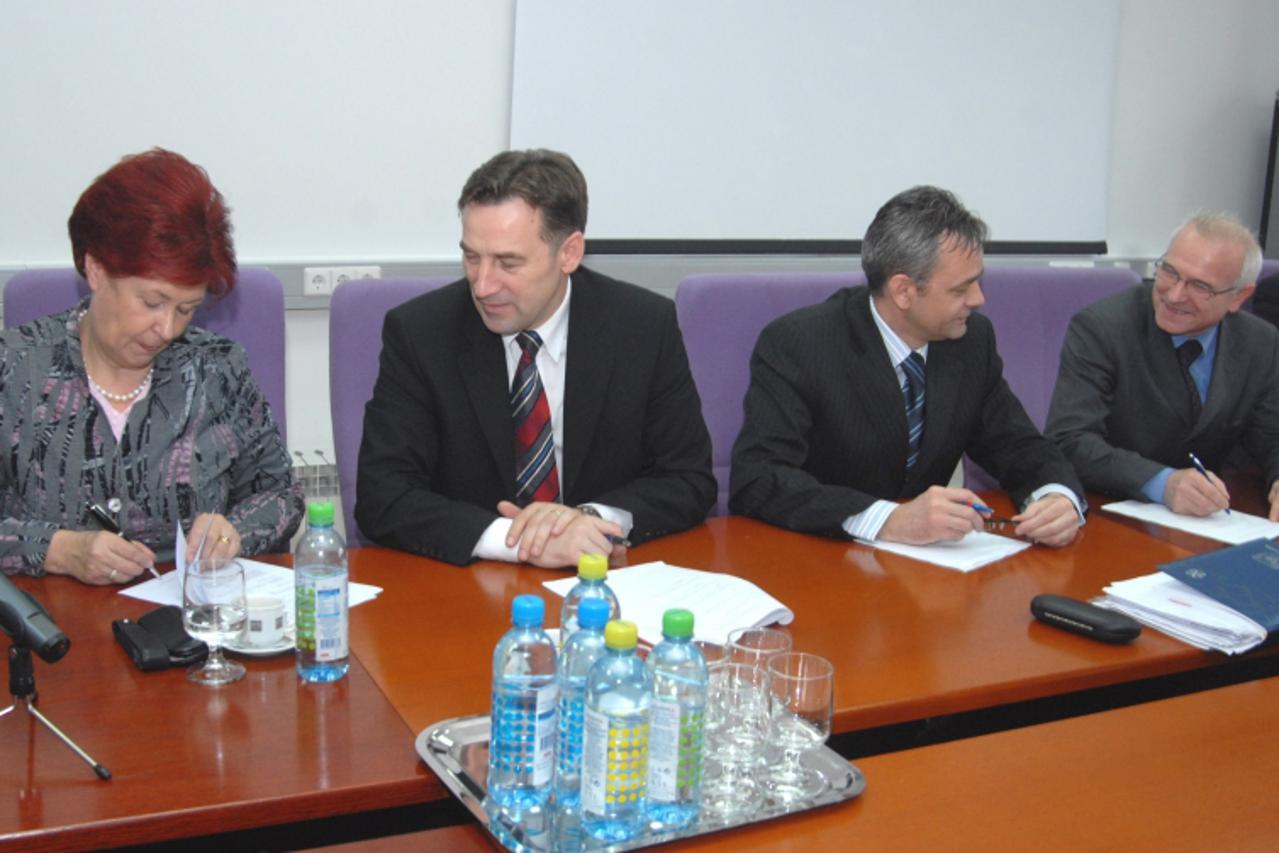 \'pod 12 03 2009....koprivnica potpisivanje ugovora izmedju zupanija varazdinske, medjimurske, krapinsko zagorske, koprivnicko krizevacke i opcine ivanec ..koprivnica snimio. josip maljak\'