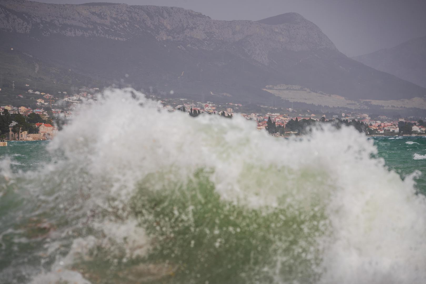 01.04.2024., Kastel Novi -  Olujno Jugo podize valove i  stvara probleme na Jadranu. Photo: Zvonimir Barisin/PIXSELL
