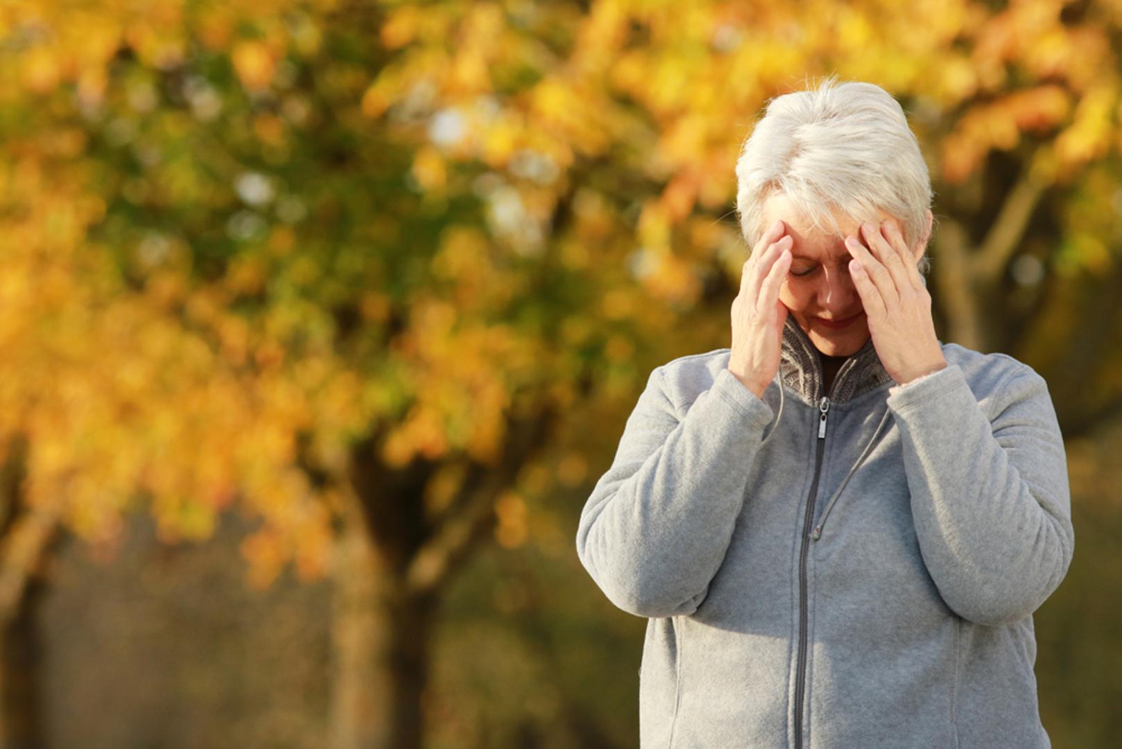 Zbunjenost u vezi s vremenom ili mjestom: Osobe mogu gubiti osjećaj za datume, godišnja doba i protok vremena. Mogu teško razumjeti nešto ako se ne događa odmah, a ponekad zaborave gdje su ili kako su tamo došle.