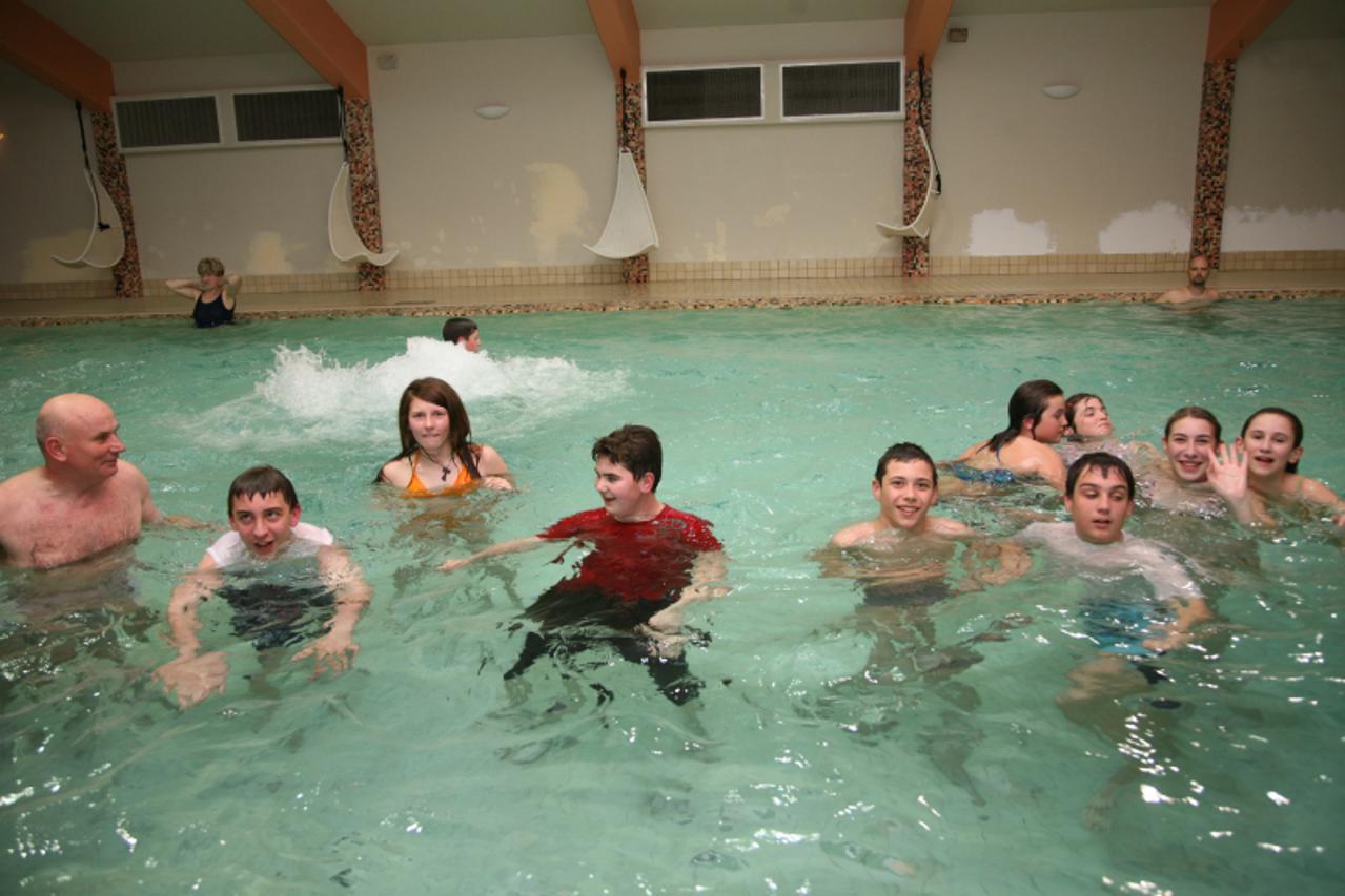 'Zagorje, Donja Stubica, mališani su na svoje veliko zadovoljsvo za crtanje stripa počašćeni kupanjem u bazenu Termi Jezerčicama, snimio: Mladen Kukas'