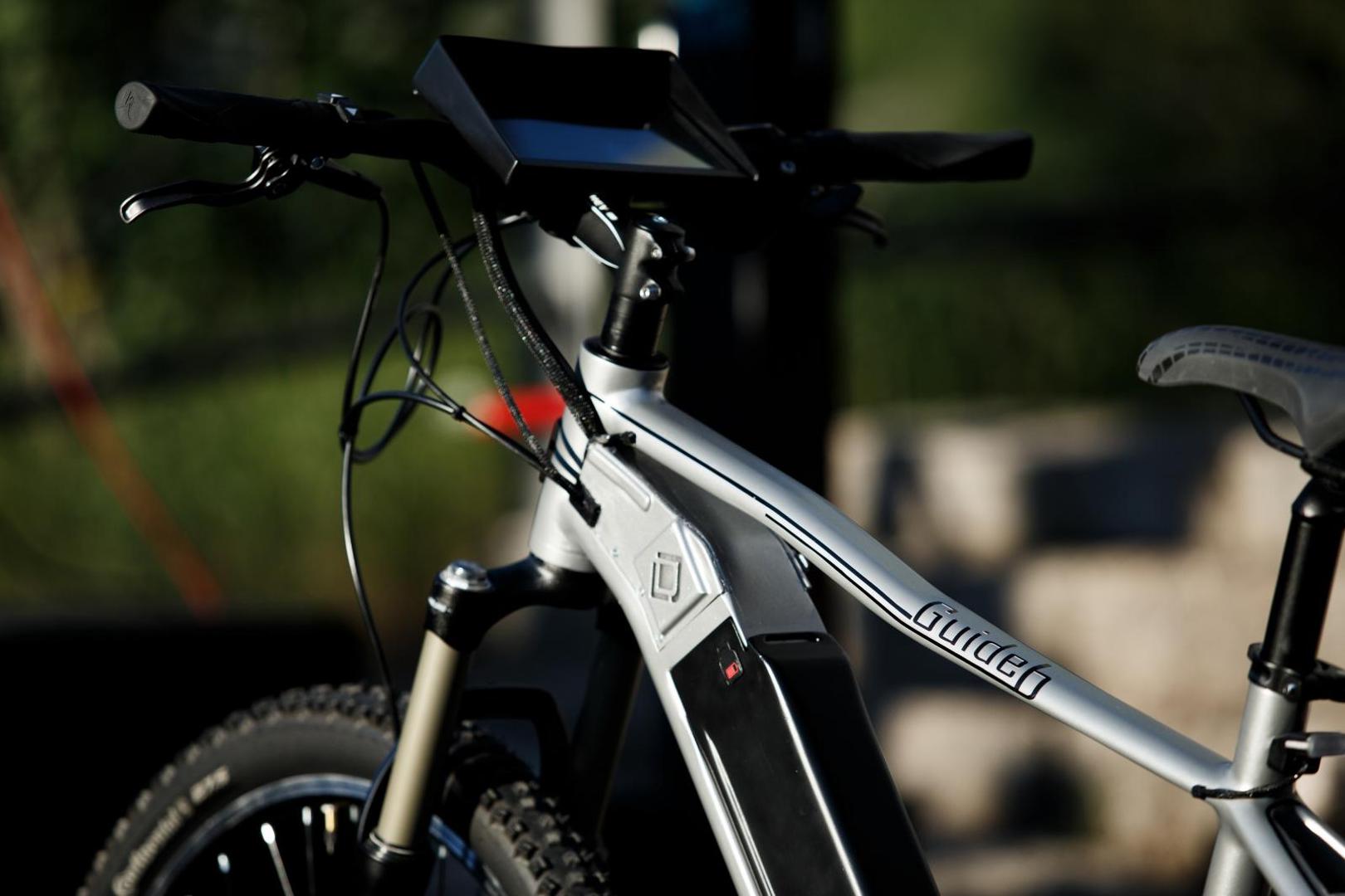 02.06.2020., Imotski - Mladi inovator Mario Ljubicic pred velikim brojem okupljenih na vidilici Modrog jezera u Imotskom predstavio je svoj elektricni bicikl s pametnim sustavom vodica.Photo: Milan Sabic/PIXSELL