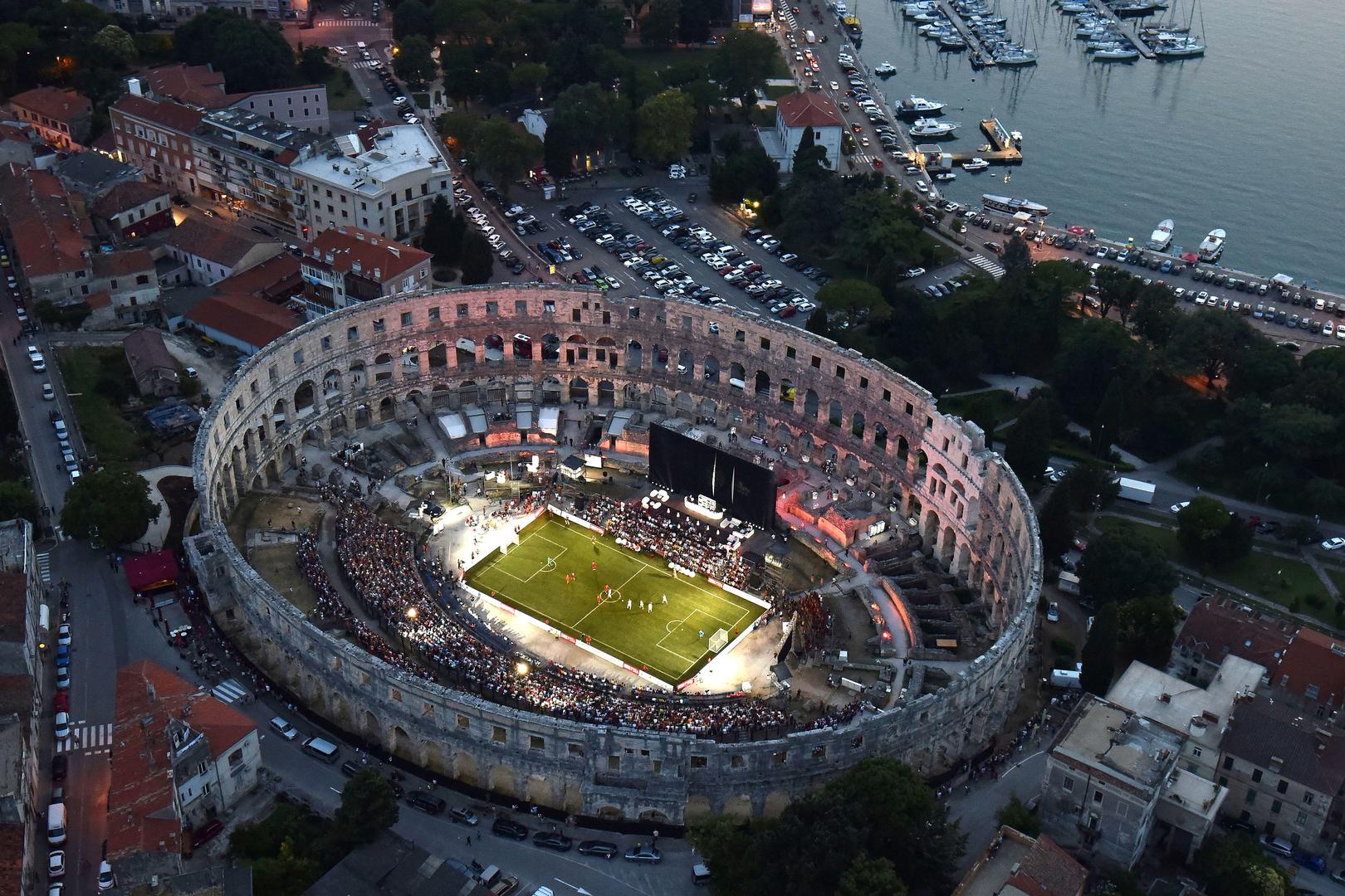 Pula: Nogometni spektakl u rimskom amfiteatru iz zraka. Snage su odmjerile legende hrvatske nogometne reprezentacije i Bayern Münchena.