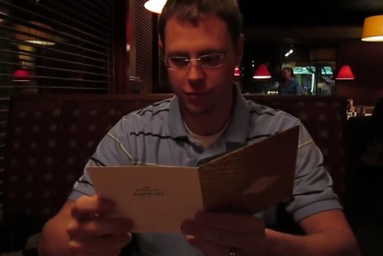 Muškarac u restoranu