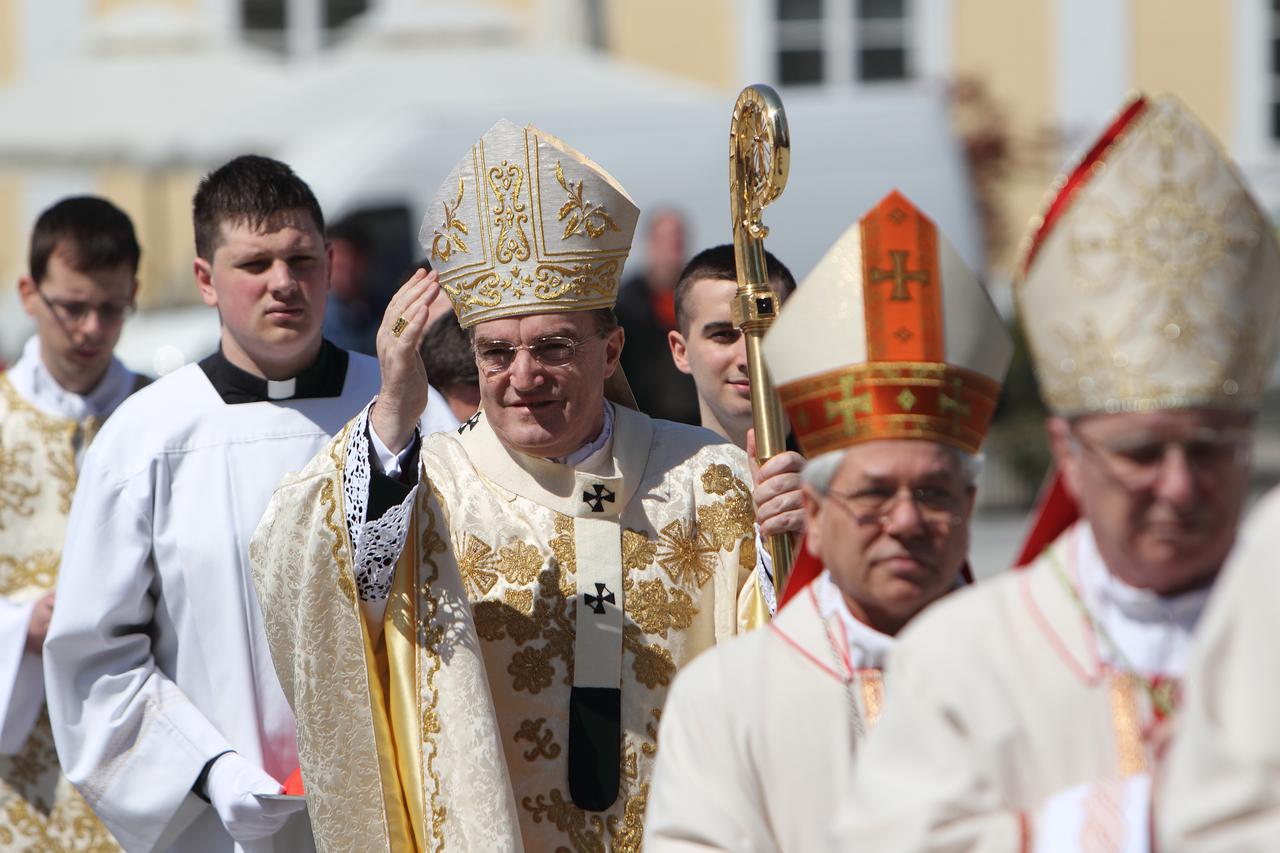 15.04.2010., katedrala, Zagreb - Svecano euharistijsko slavlje povodom 50. obljetnice smrti bl. Alojzija Stepinca kojem su nazocili svi biskupi i svecenici predvodio je zagrebacki nadbiskup kardinal Josip Bozanic.  Photo: 