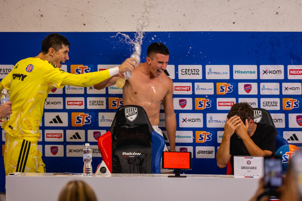 Igrači Hajduka upali na konferenciju za medije  i zalili trenera Garciju
