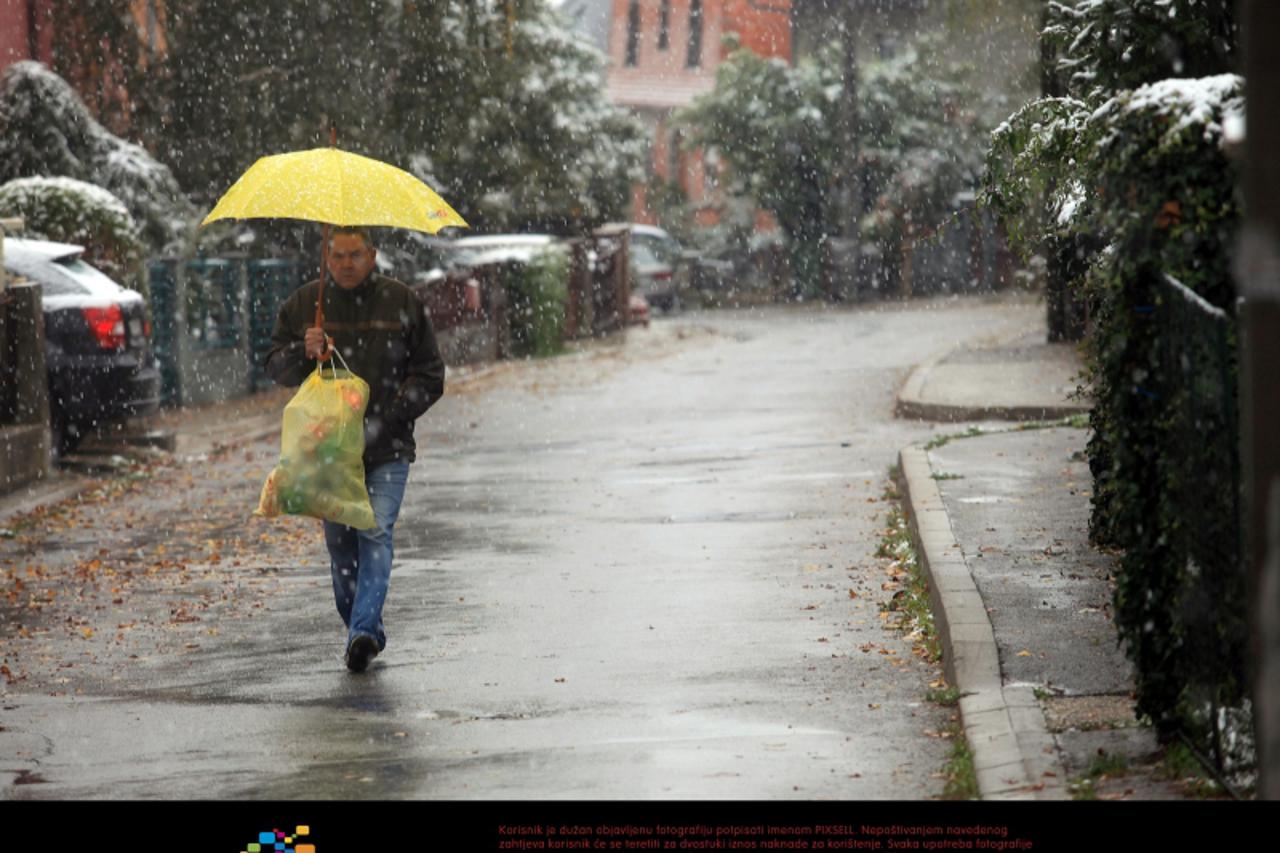 '28.10.2012., Zagreb, Gornji Bukovac - Osim zimskog racunjanja vremena zagrepcane je jutros probudio i nagli pad temperature te prvi ovosezonski snijeg.. Photo: Zarko Basic/PIXSELL'