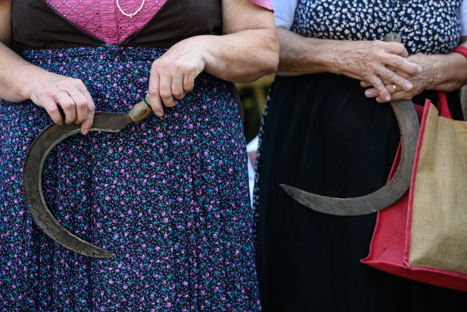 Srpanj - Naziv je značenjski motiviran uporabom srpa pri žetvi žitarica koja se odvijala u tome mjesecu. Nastavak "anj" dobio je kao i prethodna tri mjeseca: travanj, svibanj i lipanj.