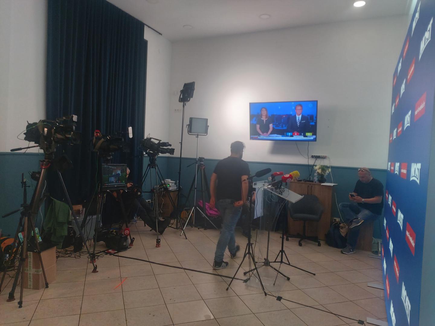 No kako doznajemo iz stožera, još se nadaju čudu do kraja večeri. Stožer je poluprazan. A ni glazba se ne čuje