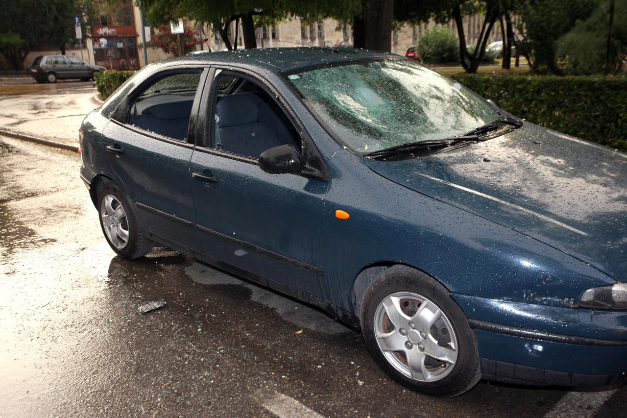 Razbijen automobil vandal