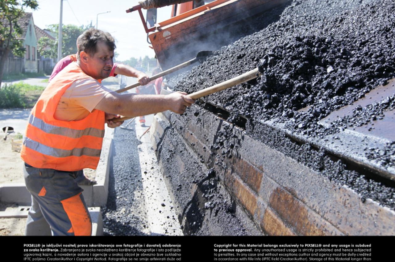 '10.08.2011., Koprivnica - Radnici Poduzeca za ceste Varazdin asfaltiraju Drzavnu cestu D2, odnosno Podravsku magistralu, u Novigradu Podravskom. Prometnica je prosirena za metar, a nakon sto asfaltir