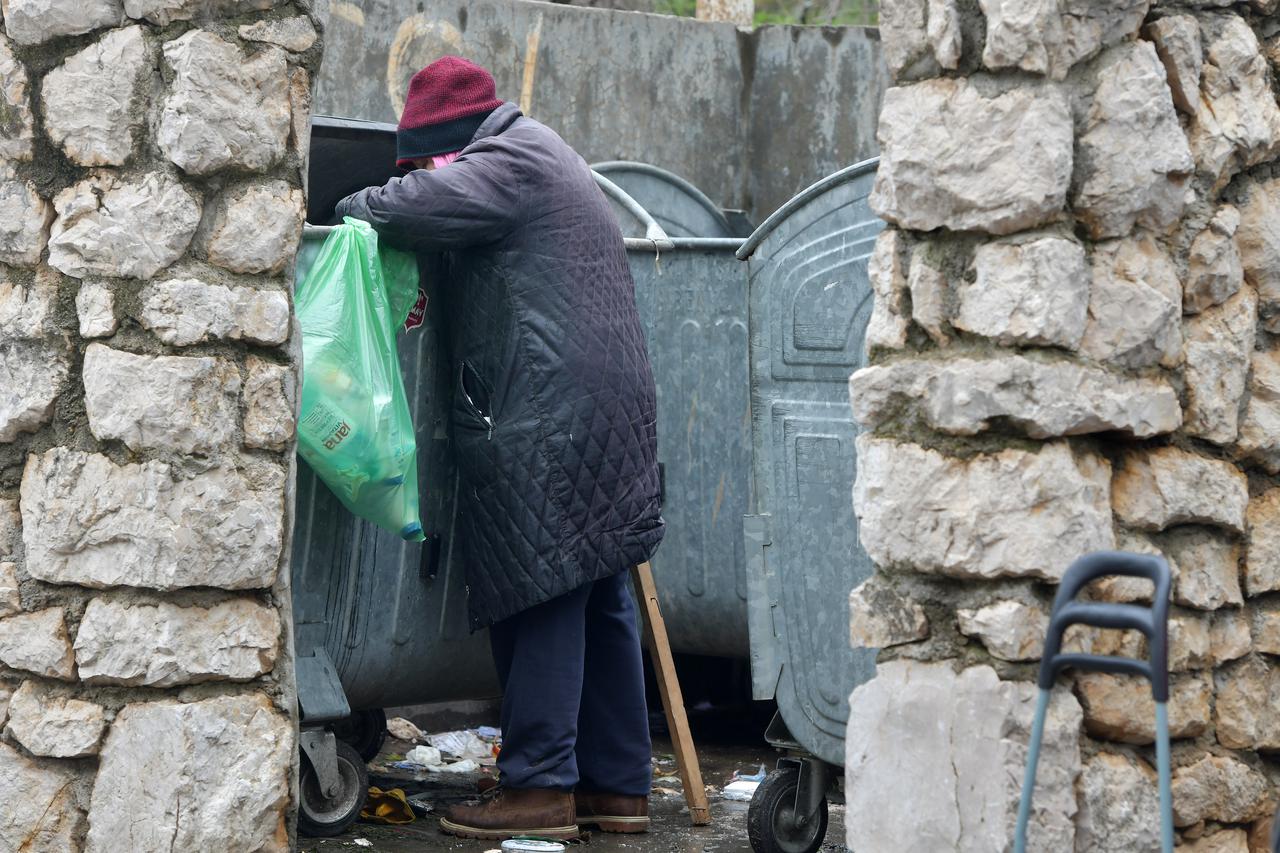 Šibenik: Potraga za pet ambalažom po kontejnerima