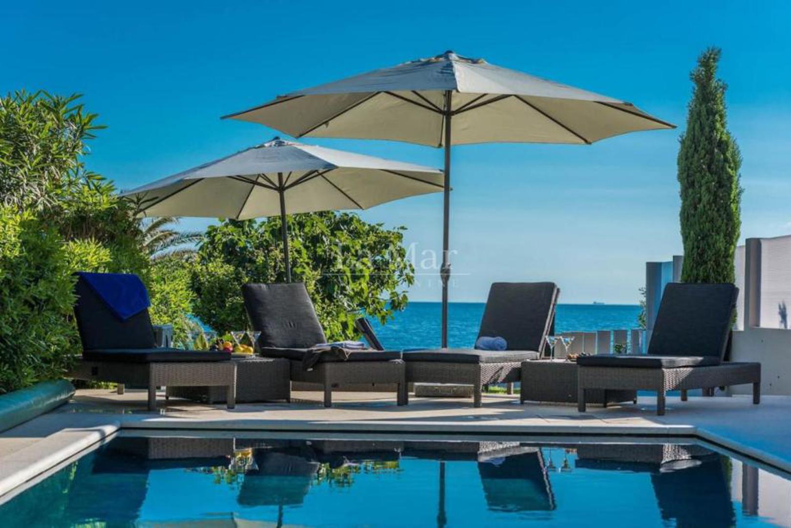 Vila se nalazi u mirnijem dijelu grada, no i dalje nudi brz pristup svim važnim sadržajima – od plaže i šetnice udaljena je svega 20 metara, a od trgovina, restorana, tržnice, ljekarne i ostalih sadržaja 200–500 m.