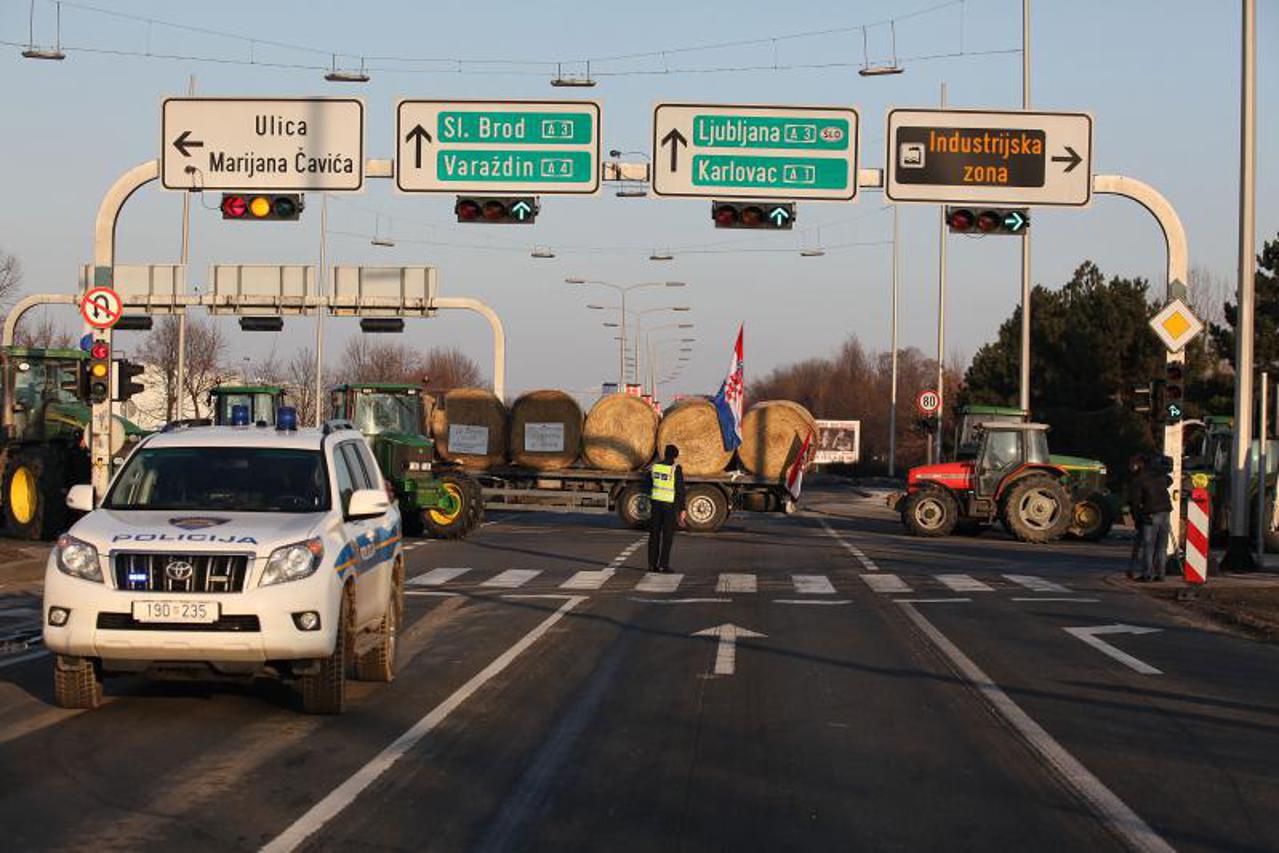 Mljekari potpuno blokirali Slavonsku aveniju  (1)