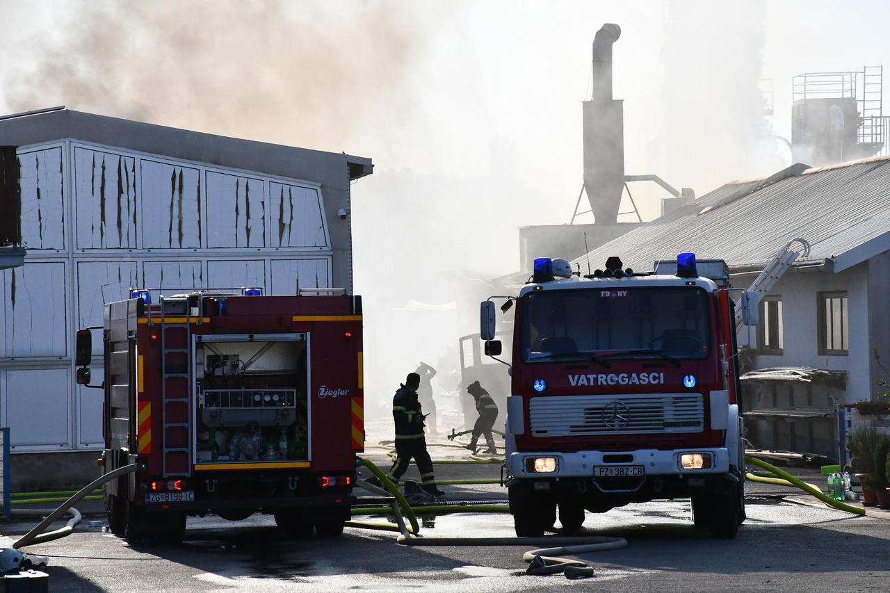 Buk: Izbio požar u proizvodnim halama tvrtke Windor