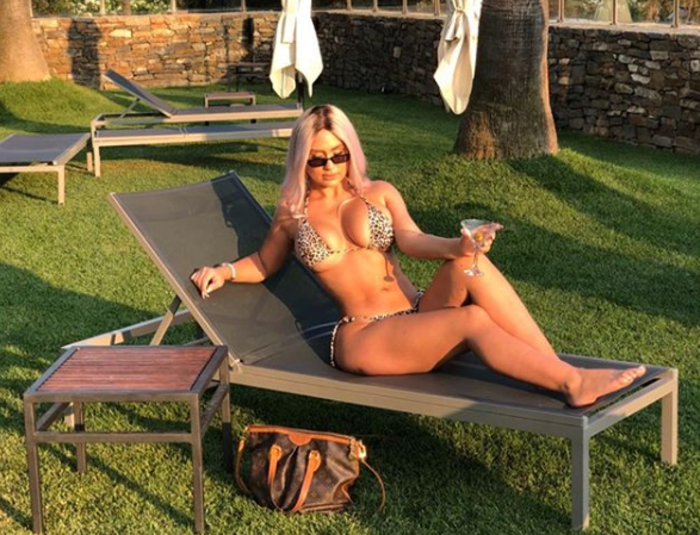 Iz nekog razloga nogometaši osjećaju fatalnu privlačnost spram francuske starlete Eglantine-Flore Aguilar unatoč njenom očitom izostanku diskrecije. 