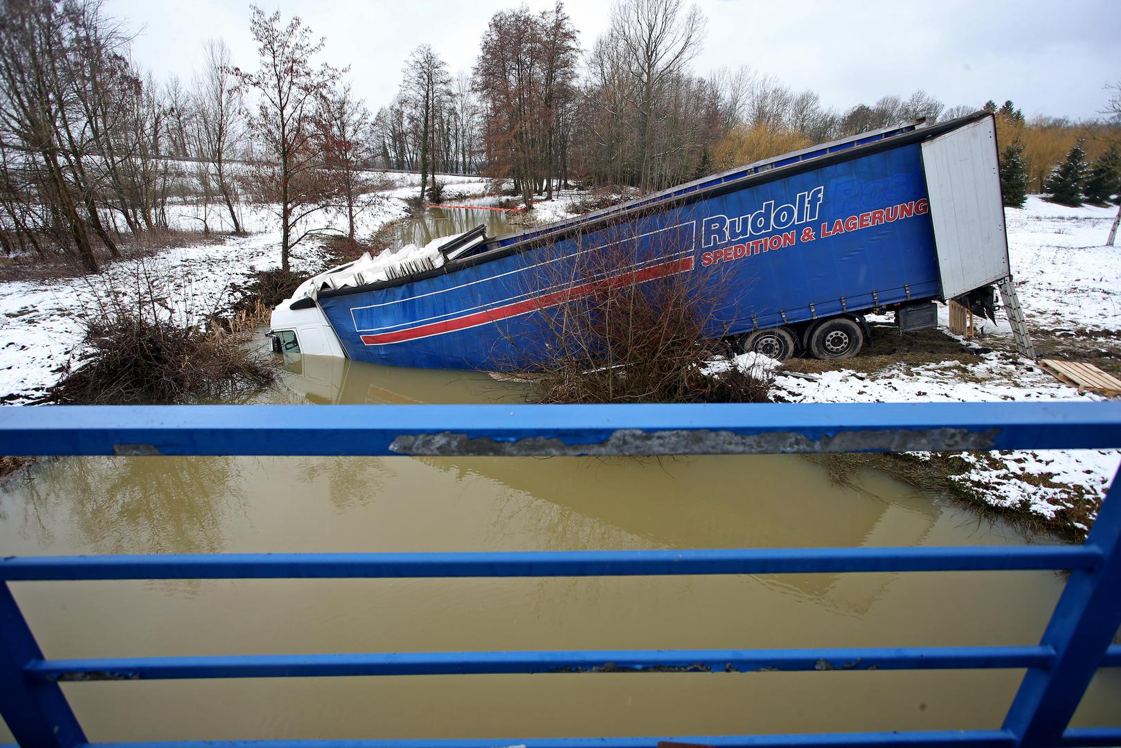 Kamion bugarskih registracija sletio je u rijeku Pakru na autocesti A3.