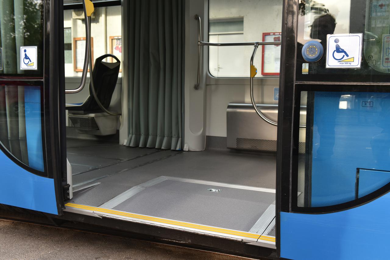 Zagreb: ZET predstavio nove platforme koje olakšavaju ulaz u tramvaj osobama u kolicima