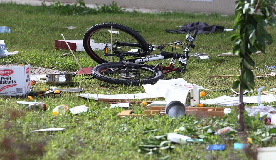 Žena izbacila stvari iz stana u Zagrebu