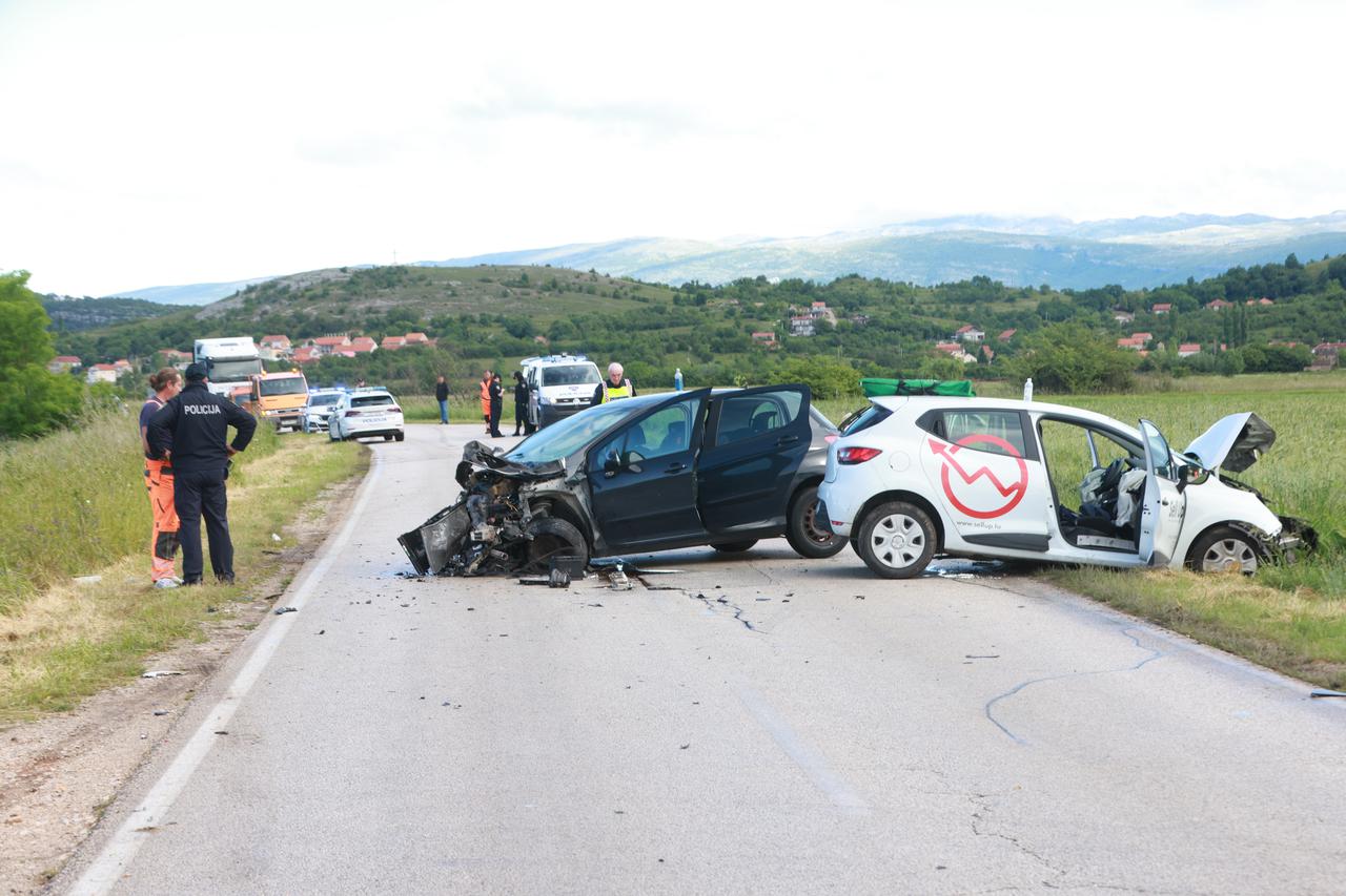 Sinj: Prometna nesreća na cesti Sinj - Otok, ozlijeđeno pet osoba