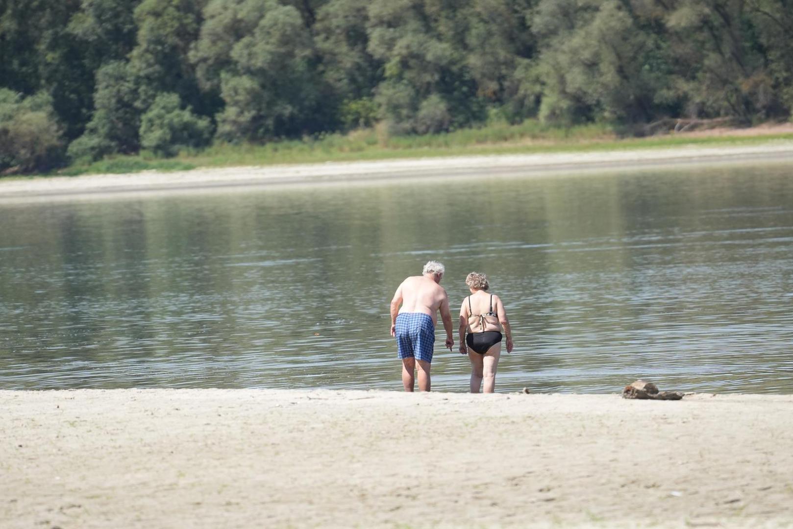 Kod sela Bezdan vodostaj Dunava poslednjeg dana srpnja je pao na minus 134 centimetara, a povijesno nizak vodostaj Dunava ovih je dana kod srpskog Korbova, nedaleko mjesta Kladovo, otkrio neobičan prizor. Iz vode su ponovno izronili ostaci starog stabla poznatog kao "korbovski dud" koji za mještane nije tek običan panj, nego podsjetnik na izgled obale prije izgradnje hidroenergetskog sustava Đerdap, prenosi Blic.
