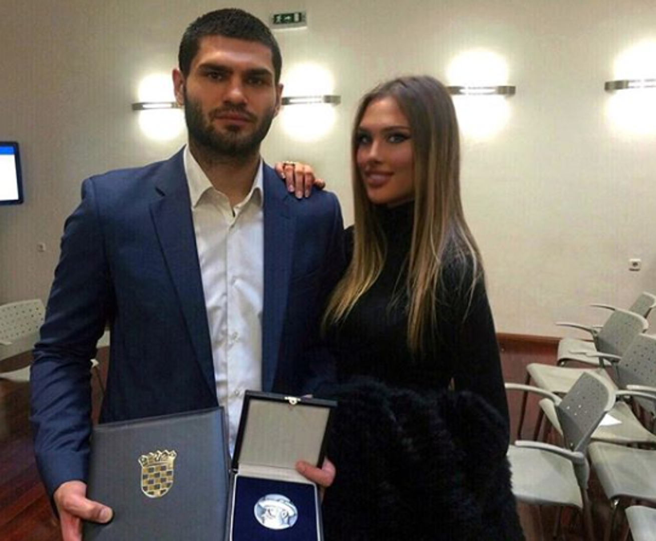 Filip se često na društvenim mrežama pohvali svojom boljom polovicom s kojom uživa kada ne provodi vrijeme u ringu i dvorani.