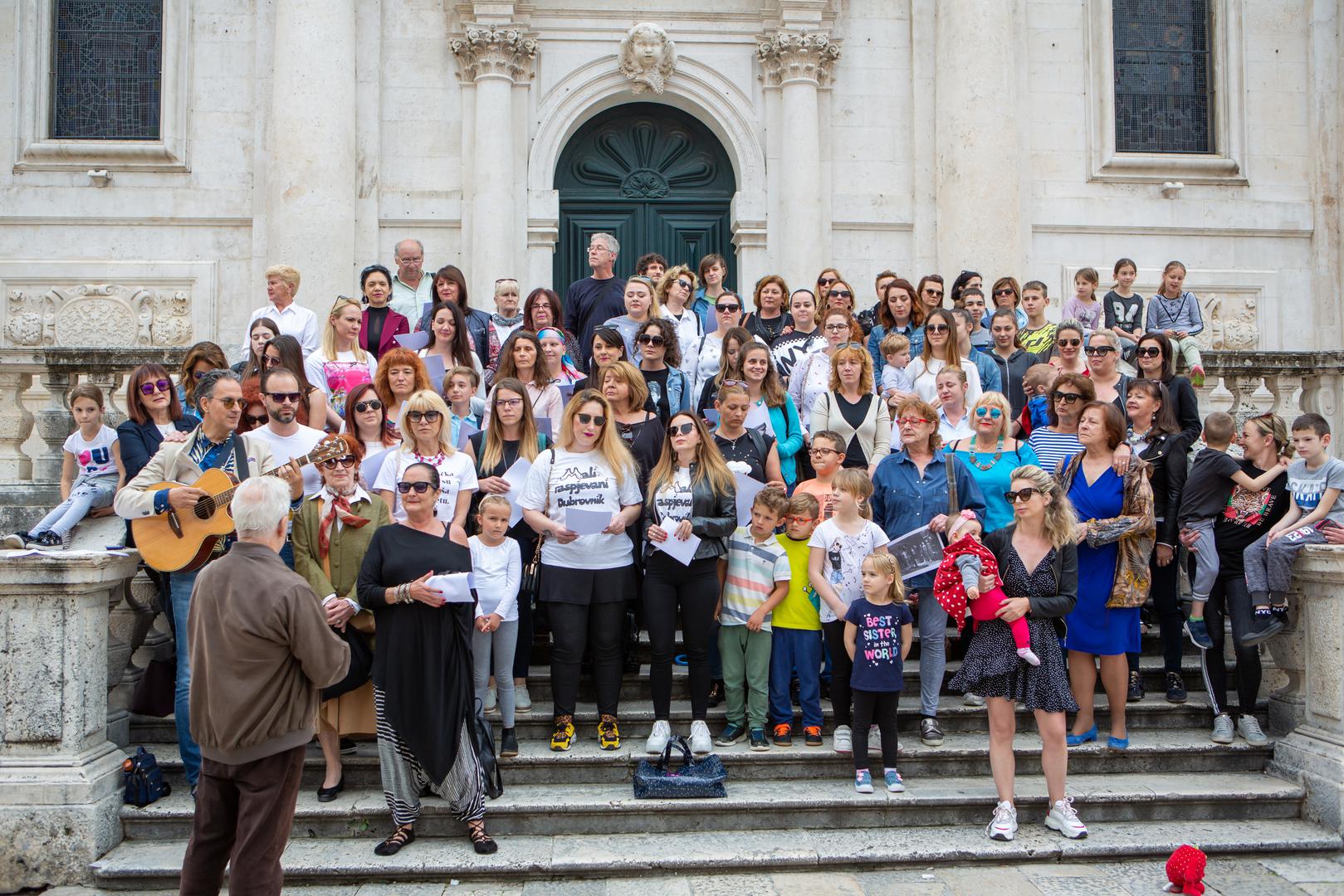 Na stepenicama ispred crkve svetog Vlaha pjesmom su se Dubrovčani danas oprostili od svog Đele Jusića.