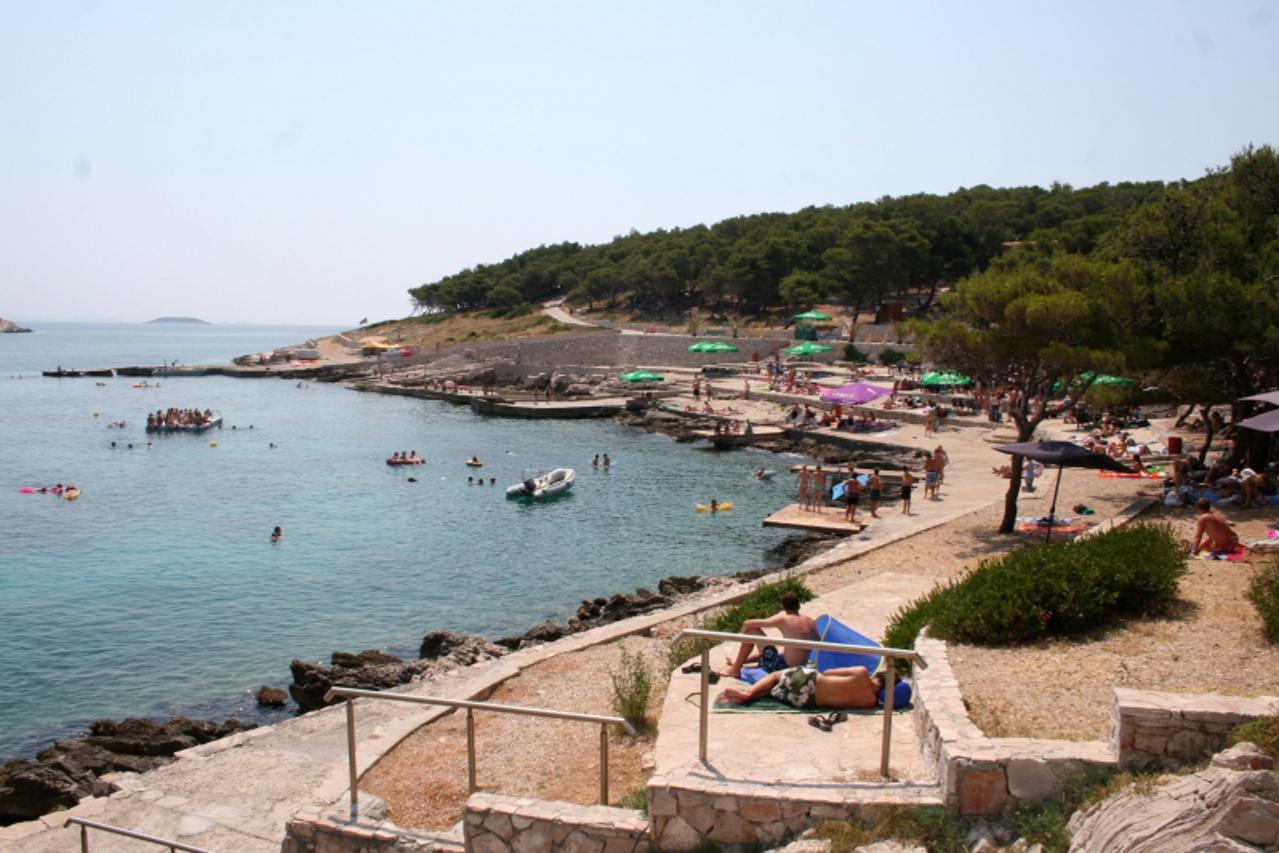 '24.05.2010., Obonjan - Turisti na plazi u Obonjanu. Ilustracija Photo: STR-2863/Halopix/PIXSELL'