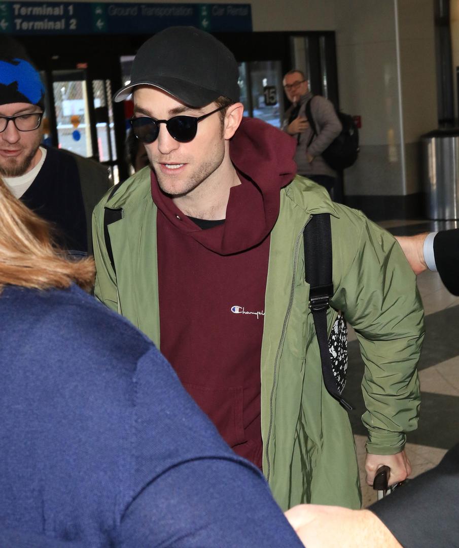 Robert Pattinson htio je neopaženo proći aerodromom u Salt Lake Cityju. Skrivao se iza sunčanih naočala i na glavu je stavio šiltericu. 