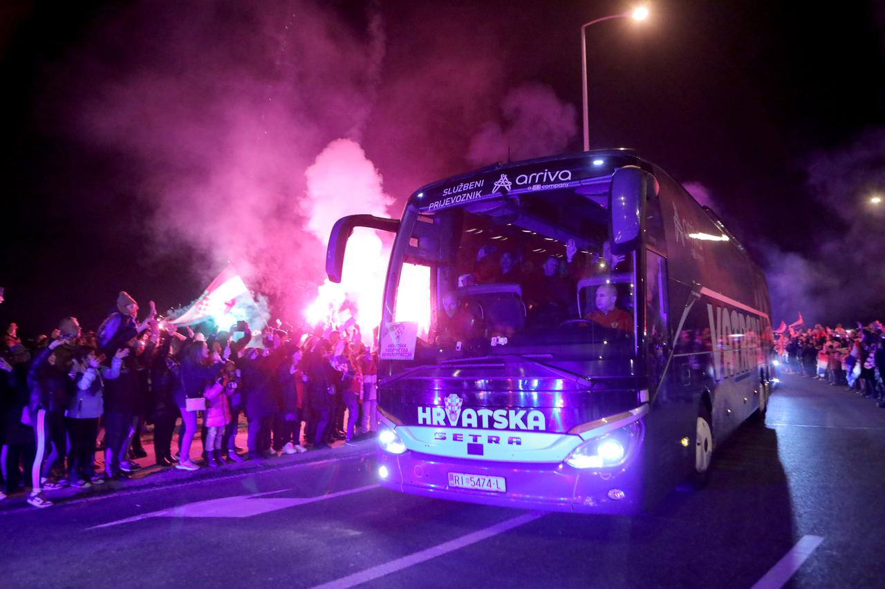 Zagreb: Brončani reprezentativci na putu iz Zračne luke dočekani s brojnim navijačima