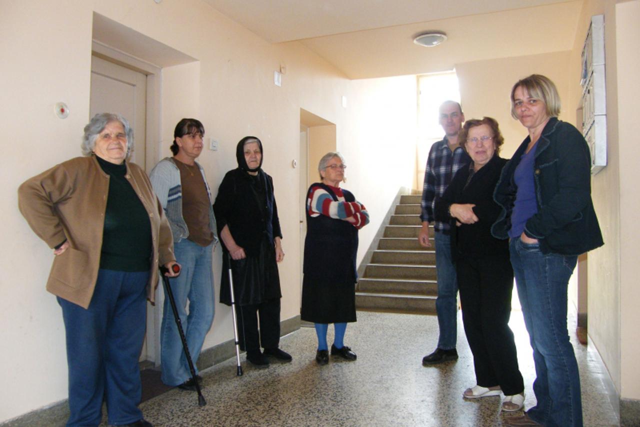 \'SIS....190410....GLINA.....STANARI ZGRADE U ULICI KRALJA TOMISLAVA 75....\'