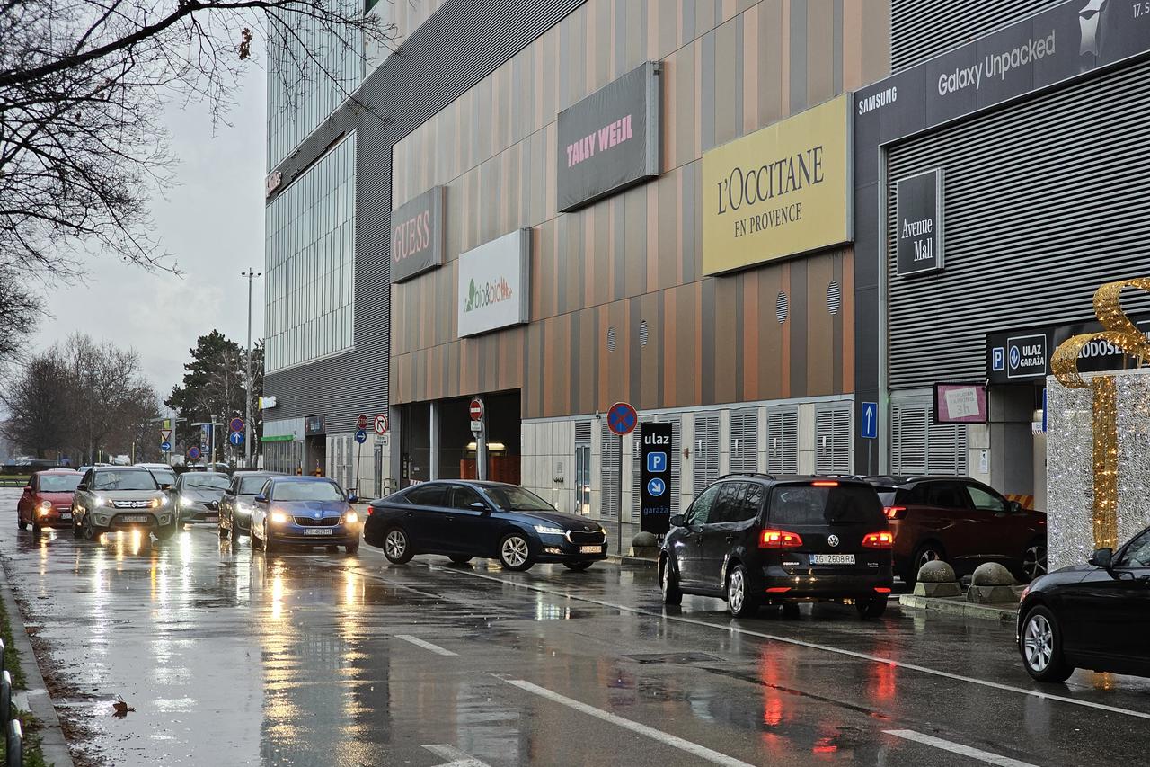 Kolona ispred Avenue Malla