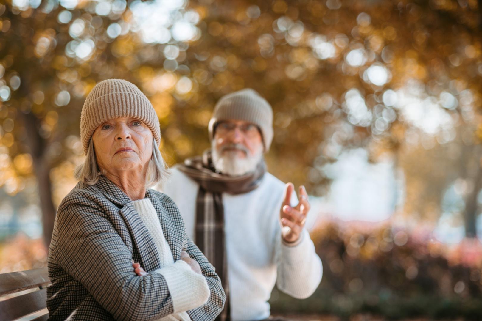 Promjene raspoloženja i osobnosti: Mogu se javiti promjene raspoloženja i osobnosti: osoba može postati zbunjena, sumnjičava, depresivna, uplašena ili tjeskobna. Može se lako uzrujati kod kuće, s prijateljima ili kada je izvan zone udobnosti.